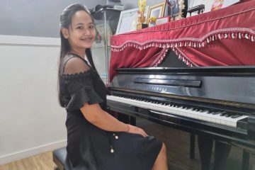 Ria, berpose dengan piano kesayangannya